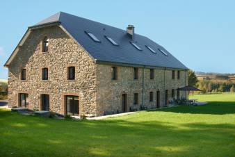 Holiday home made from locally sourced stone for 28 guests near Redu